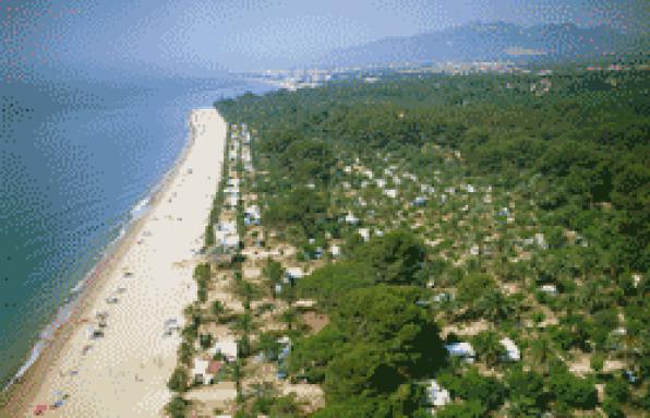 Periodistes coneixen de primera mà lŽoferta de campings de la Costa Daurada i Terres de lŽEbre