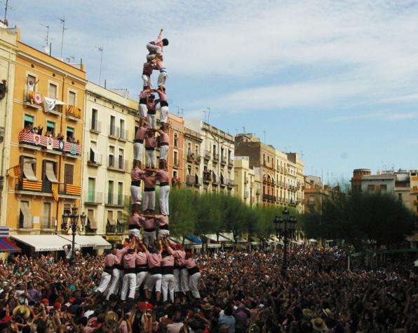 Castellers en la plaza de la Font de Tarragona.