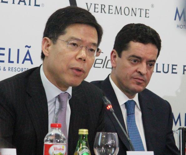 Frank Tsui, de Melco, y Enrique Bañuelos, de Veremonte.