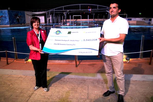 Josep Maria Claver, dir. del parque, entregando el cheque solidario.