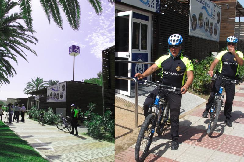 La comisar&iacute;a de playa de Salou y dos agentes en bicicleta.