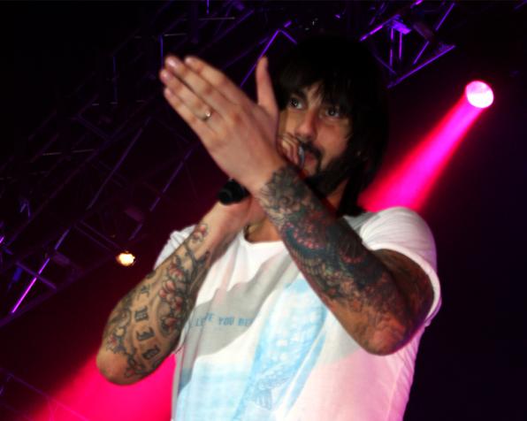 Melendi, con anillo de casado, en el concierto de Salou. (Oscar Arias)