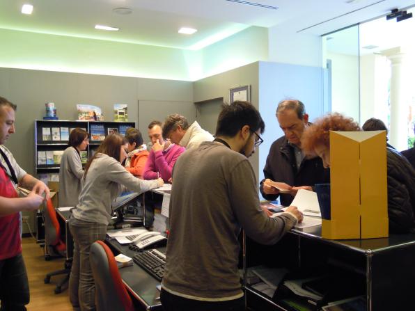 Imagen de la atención con informadores en la sede del Chalé Torremar