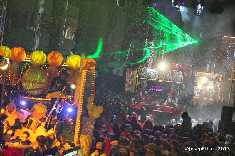 You C&oacute;s floats parading in Salou Blanc 2014