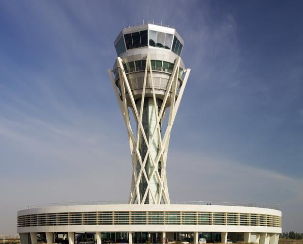 Torre de control del aeropuerto de Barcelona. (Foto: AENA)