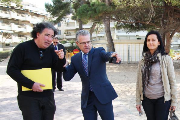 Granados, Julia Gómez i l'arquitecte municipal a platja Capellans