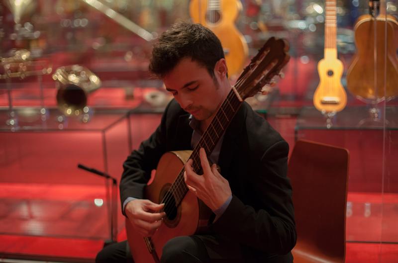 Actuaci&oacute;n del guitarrista Izan Rubio