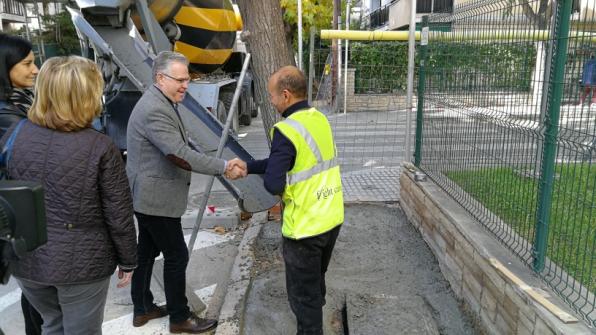 El alcalde de Salou, Pere Granados, durante la visita de obras