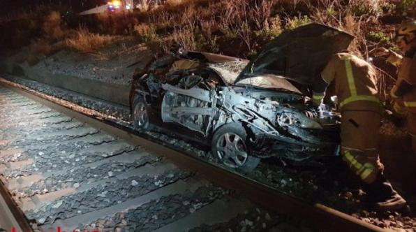 Así quedó el vehículo después de ser arrollado por el tren.