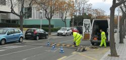 La Policía Local renueva badenes reductores de velocidad en colegios