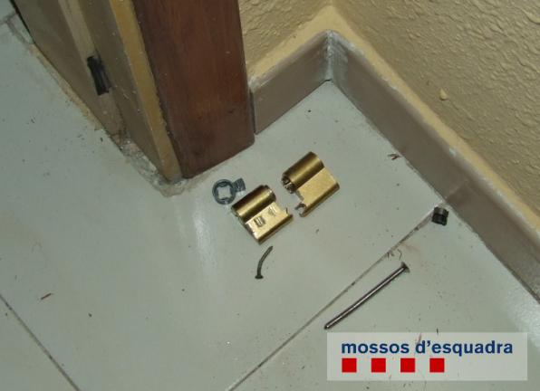 The criminals forced the locks of the doors