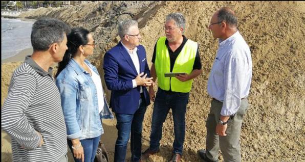 Visita del alcalde a la zona de les platges on està actuant