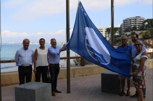 La izada de las banderas azules, un símbolo de calidad de las playas
