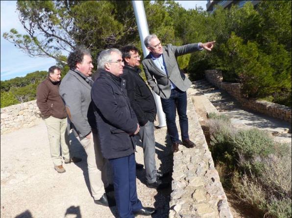 Imagen de la visita del jefe de Costas, junto con el alcalde a la zona