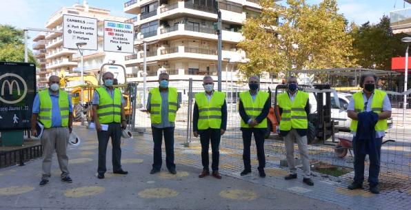 El alcalde y miembros del Ayuntamiento en una visita de obras