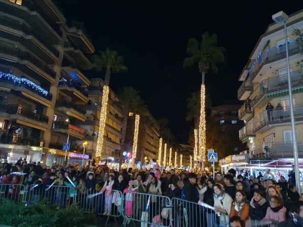 Persones de totes les edats van anar a l'encesa dels llums de Nadal 