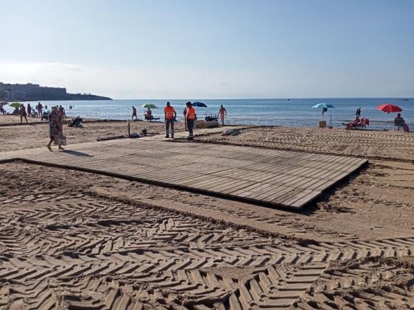 Salou prepares the beach for people with disabilities