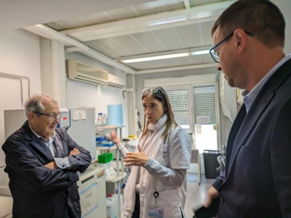 Visita del representant del hotel, Gil Cristià al centre de recerca 