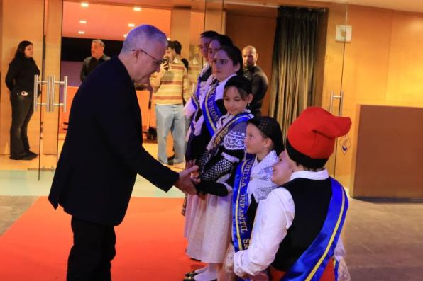 Alcalde de Salou saluda a las pubillas y el hereu de Salou