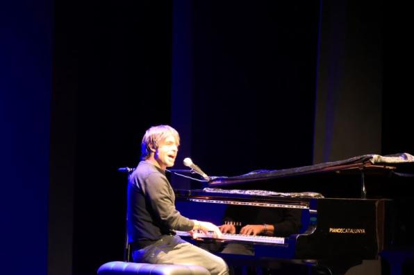 El m&uacute;sico Manu Guix interpret&oacute; algunos de sus &eacute;xitos