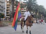 La bandera irisada portada a caballo hasta la fiesta Proud of Salou
