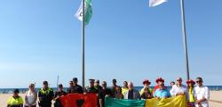 La izada de banderas consolida  Salou con unas playas de calidad 