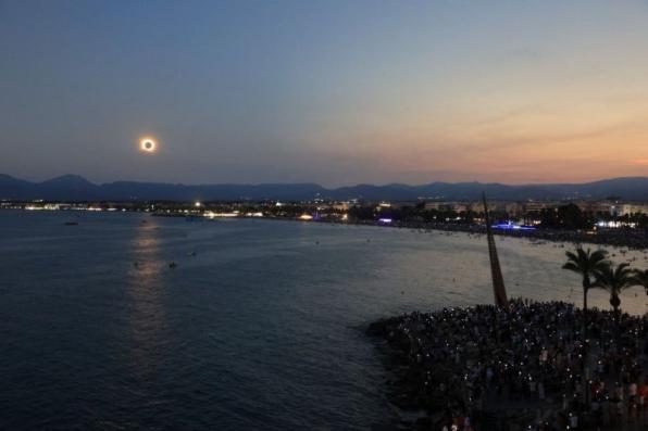 M&aacute;s de 400.000 personas viven el eclipse total de Sol en Salou