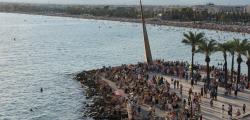 M&aacute;s de 400.000 personas viven el eclipse total de Sol en Salou