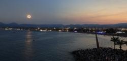 More than 400,000 people experience the total solar eclipse in Salou