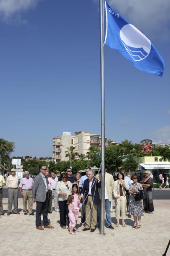 La playa de la Pineda luce un año más la bandera azul