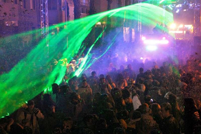 La festa, el confeti, la llum i la m&uacute;sica, protagonistes del C&oacute;s Blanc