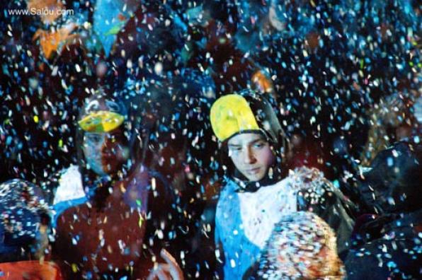 El Cós Blanc, multitudinari, escalfa la gèlida nit de Salou