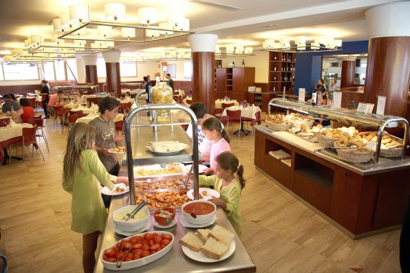 Restaurant and buffet of the Blaumar Hotel in Salou