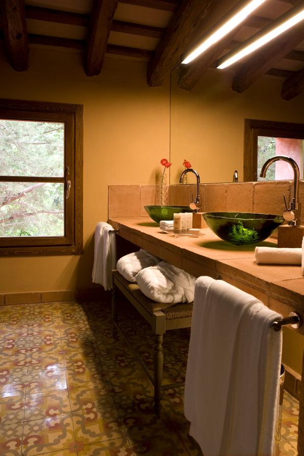 Hotel Mas La Boella.Sala de baño de una de las habitaciones