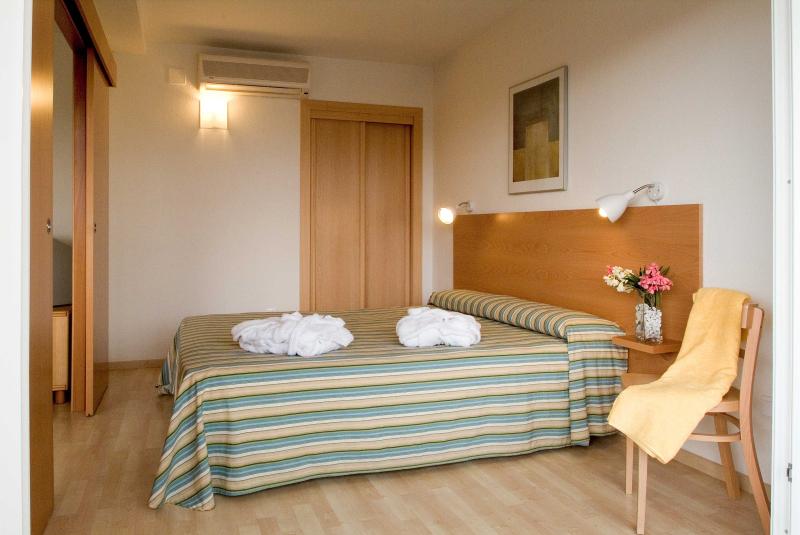 Double room of the apartments Les D&agrave;lies in Salou