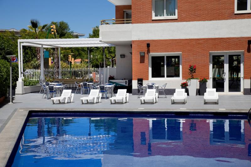 Piscina dels apartaments les D&agrave;lies de Salou