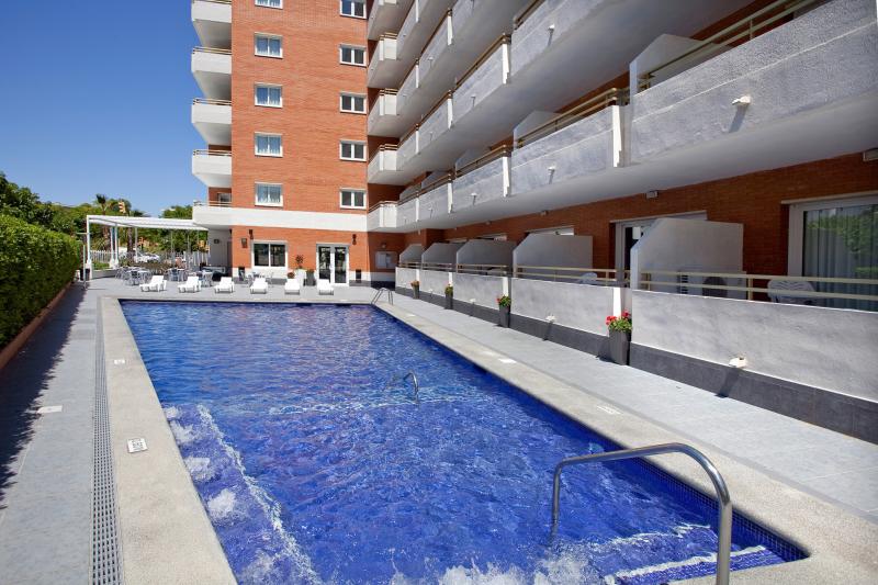 Piscina amb jacuzzi als apartaments les D&agrave;lies de Salou