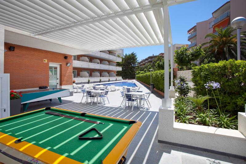 Terraza de la piscina de los apartamentos les D&agrave;lies de Salou